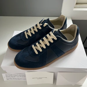 Maison margielas - Säljer ett par feta gats från maison margiela. Original box tillkommer.Ni kan gärna höra av er om ni har några funderingar. Pris kan diskuteras vid snabb affär.