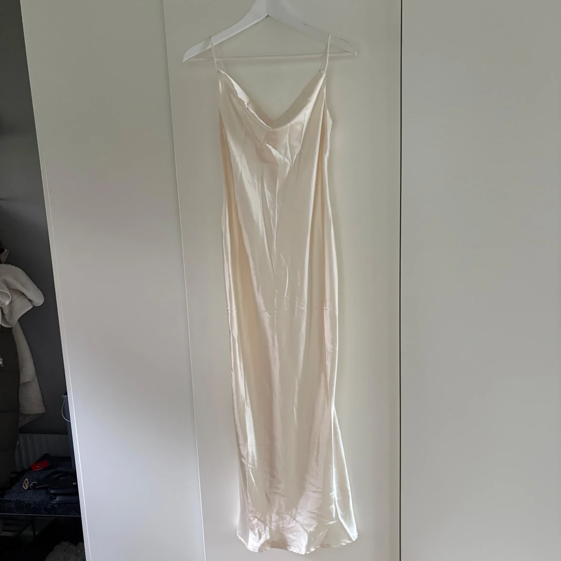 Champagnefärgad långklänning i satin