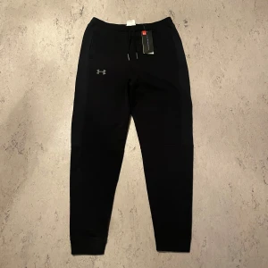 Under Armour - Under Armour byxor i strl Xs, passar någon som är runt 170 beroende på vikt. Helt oanvänd utan några defekter.