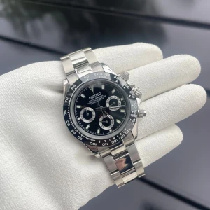 Seiko ”Daytona” mod - Stilren Seiko kronograf med svart urtavla, tre subdials och silverfärgad boett samt länkarmband i rostfritt stål. Klockans Urverk är ett VK63 kronografiskt urverk och har en timer funktion. Boetten är 39,3mm. Riktigt schysst klocka!