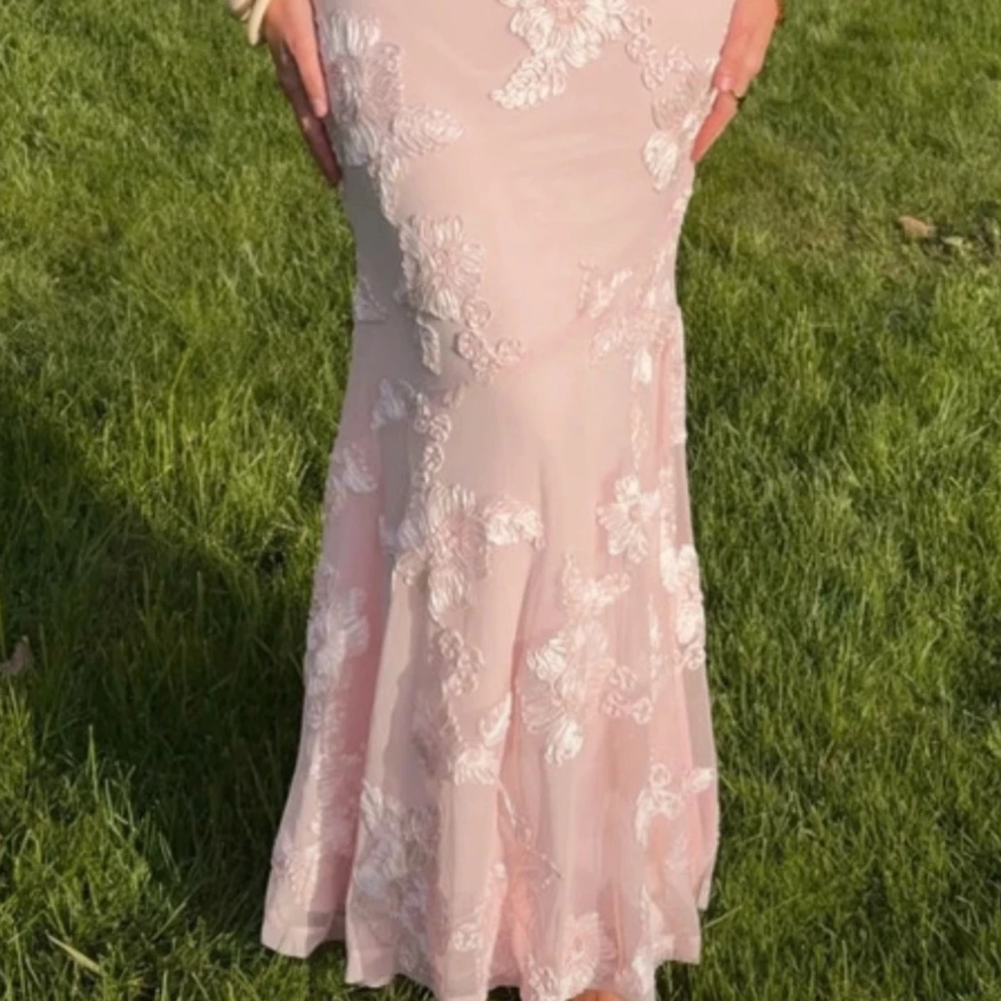Ljusrosa långklänning med spetsdetaljer - 1