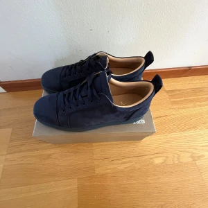 Blå loubs strl 45 - Blåa skor i storlek 45. 8/10 skick. (Finns lite tecken på användning) Röd sula me text. Blå mocka. För fler frågor hör av dig! Pris kan diskuteras!😁