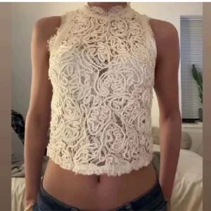 Vit spetsblus från Zara Trafaluc - - Vit/beiget spetslinne från Zara - Storlek S - Fint skick  - Inga defekter                                              Skriv om ytligare funderingar tryck annars köp nu 💕 