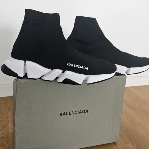 Skor - Svarta sock sneakers med vit chunky sula 