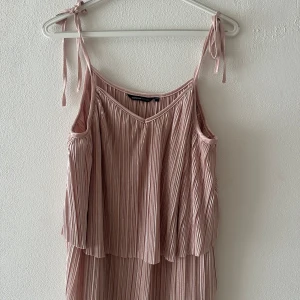 Jättefin klänning  - Säljer en jättefin klänning som ser exakt ut som den på bilden. Skriv om ni vill ha egna bilder