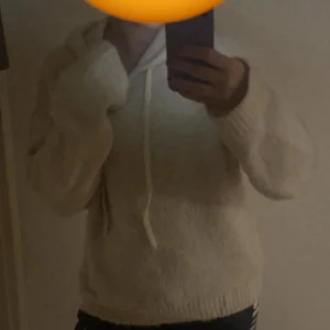 Beige stickad hoodie - Tröjan är storlek S men kan även passa som M.