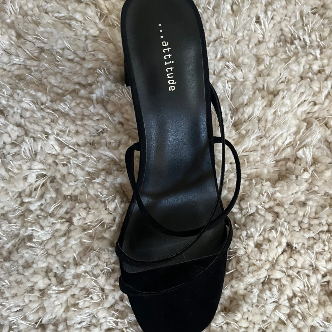 Svarta klackar med smala remmar från Attitude - 2
