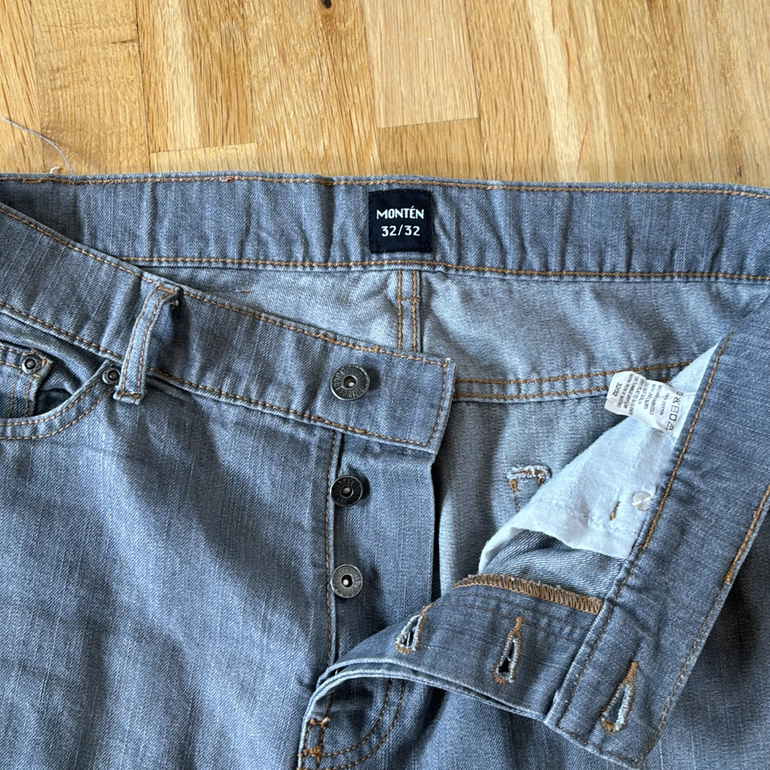 Grå jeansbyxor från Montén - 2