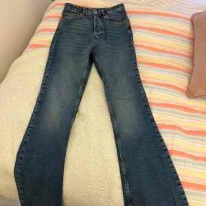 Jeans - Storlek: 29/32 Märke: Bikbok  Skick: Använda 2 gånger, bra skick Vid köp av mer än en grej får du paketpris eller köp 3 betala för 2 💖🤝🏽