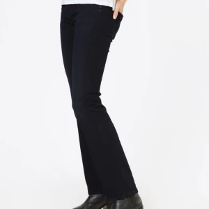 Svarta bootcut jeans Ltb  - As snygga Ltb jeans, endast testade💞nypris 800kr. De är mörkblåa 