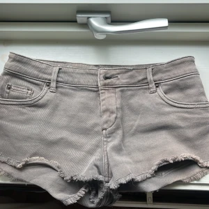 Vintage jeans shorts  - Lågmidjade jeansshorts från pull and bear! storlek xs men passar även s💕skriv för mått, fler bilder och för att diskutera priset! de är aldrig använda av mig!