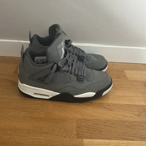 Cool Grey Jordan 4 - Säljer ett par feta  gråa Nike Air Jordans 4 med Perfekta sneakers för dig som gillar streetwear och vill sticka ut. Ord pris 3000kr. Skick 10/10 har snygga detaljer som gula undersidan och silver märket på baksidan. Pris kan diskuteras