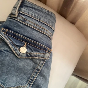 Blå jeansbyxor från Gina Tricot - Säljer ett par klassiska blå jeansbyxor från Gina Tricot i storlek 158. 