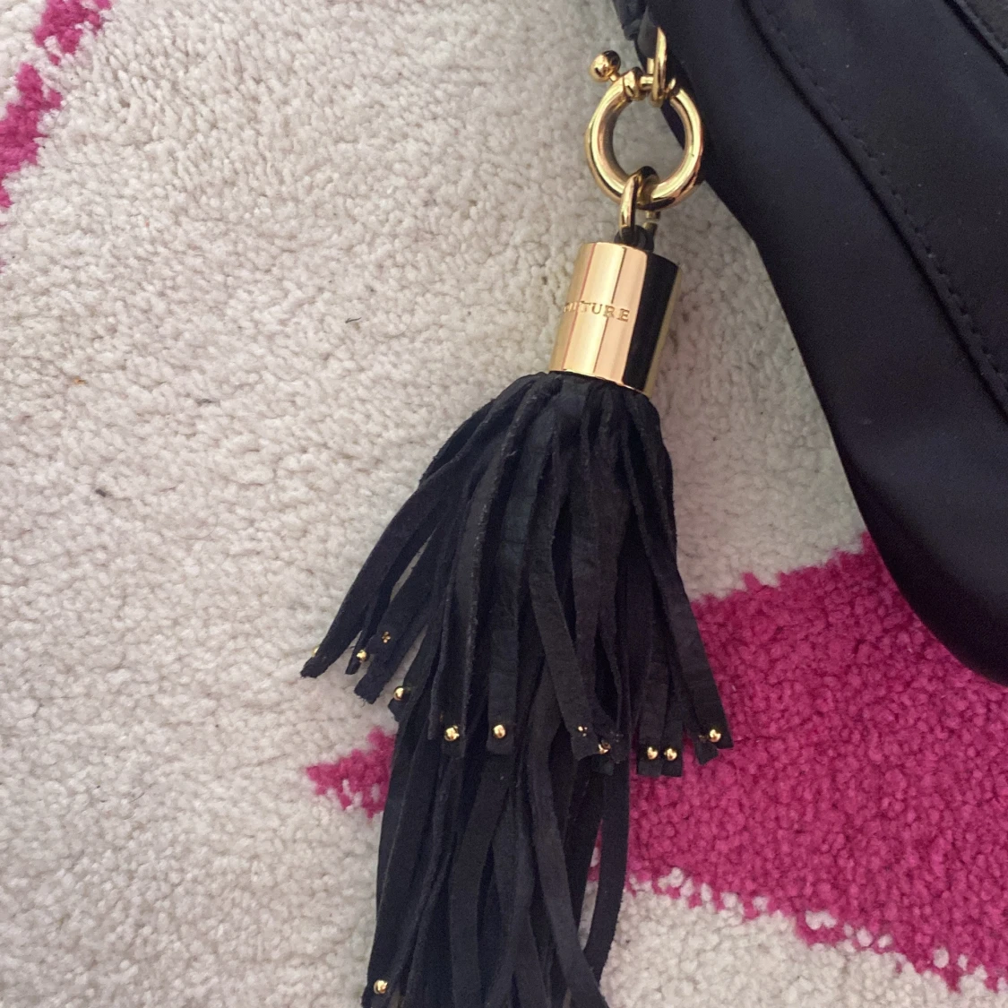 Svart handväska från Juicy Couture med gulddetaljer - 2