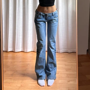 Lågmidjade bootcut jeans - Vintage från Cron-x💓midja 41 innerben 81 jae 165