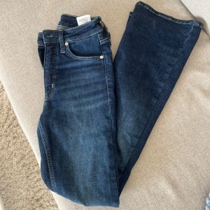 Mörkblå bootcut jeans från Calvin Klein - Jättefina bootcutjeans från Calvin Klein, dom är använda endast 1 gång så är verkligen i nyskick! Storlek är w26 l32🥰