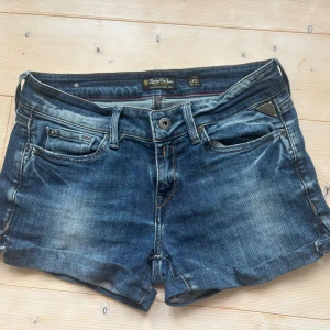 Replay low waist shorts - Ett par jättefina Replay shorts som jag har sytt om ifrån ett par jeans. De är low waist och i storlek 28. Skriv om ni har några funderingar🥰