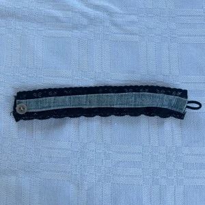 Jeansarmband med svart spets  - Super snyggt Jeansarmband med svart spets detalj!! 🔥🔥💝🌺🌸