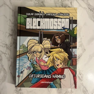 Bleckmossen: Giftgrodans hämnd - En fartfylld tecknad bok om vännerna i Bleckmossen, fylld med mysterier och spännande äventyr. Perfekt för dig som gillar manga-inspirerade illustrationer och vill följa ungdomars vardag och hemligheter.