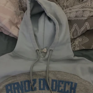 BandzOnDeck tracksuit - En skön o fin tracksuit som är perfekt nu. Jag säljer den för de är för liten. Storlek L