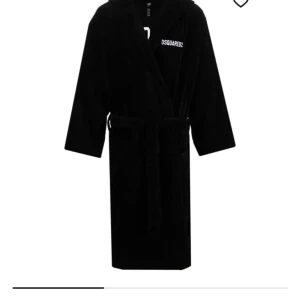 Dsquared2 morgonrock  - Säljer min äkta Dsquared2 morgonrock som är i helt nytt skick och passar bra är tjock och varm. Pris kan diskuteras!