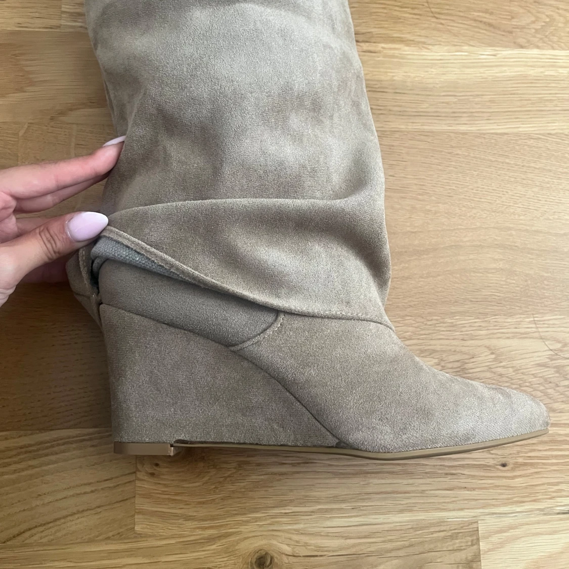 Beiga fold-over mockastövlar med kilklack - 1