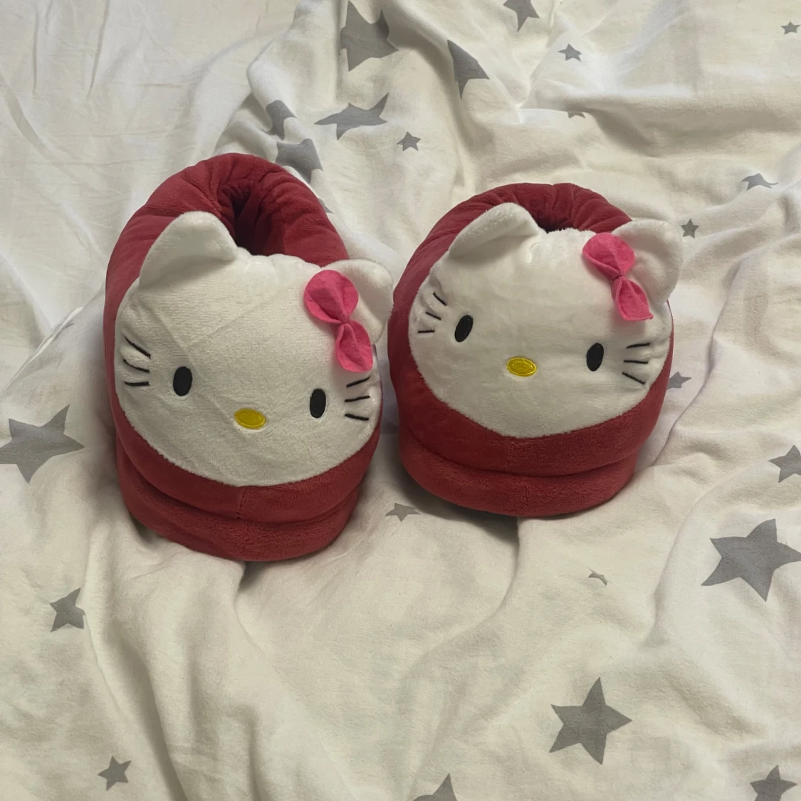 Hello Kitty tofflor i rött och vitt