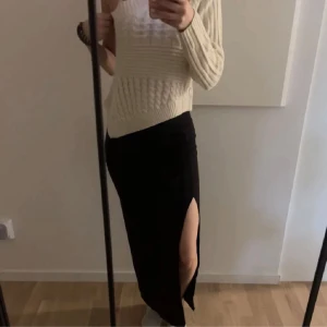 Svart långkjol med slits - Säljer en svart långkjol med hög slits på ena sidan. Perfekt till sommaren 🫶 (inte mina bilder) ❤️❤️