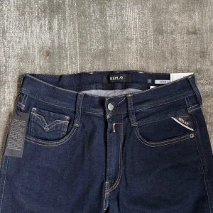 Mörkblå jeans från Replay - Helt nya, snygga mörkblå Replay Anbass jeans i storlek W31/L30! Pris kan diskuteras. Skriv om du har frågor!🙂(dom har inte lapparna kvar längre)