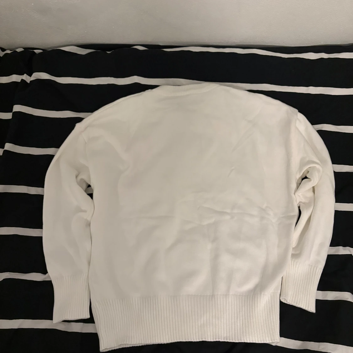 Vit stickad tröja från Ami Paris med rött hjärta - 1