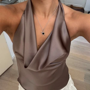 Satin topp med öppen rygg - Satin topp från Zara med öppen rygg. Super elegant och perfekt till sommaren.