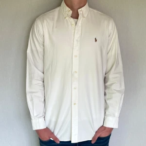 Ralph lauren skjorta - Riktigt fet skjorta ifrån Ralph lauren i storlek M fast passar mer L då det är classic fit, modellen är 184 cm lång och väger ca 80 kg, skick 9/10