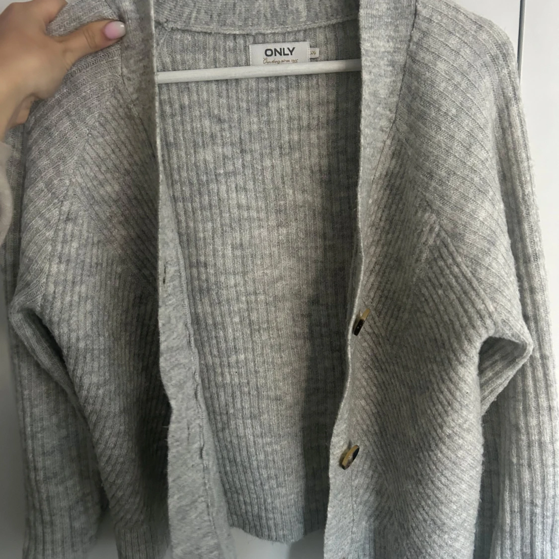 Ljusgrå ribbad kofta från ONLY