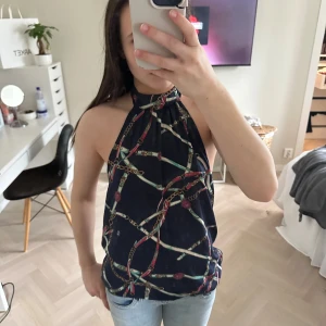 Mörkblå halterneck topp - Jätte fin halterneck topp prefekt till sommaren. Använd fåtal gånger i storlek XS/S. 