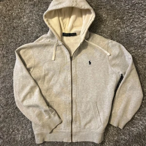  Ralph Lauren zip hoodie - Jättefin og Ralph lauren zip hoodie den är lite för liten för mig, därför jag säljer den den är i ett väldigt bra skick pris kan diskuteras 