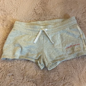 Lågmidjade mjukis shorts!💕 - Storlek 164/14yrs. Mjukisahorts som även är lågmidjade! Det har även ett fint tryck på sig❤️