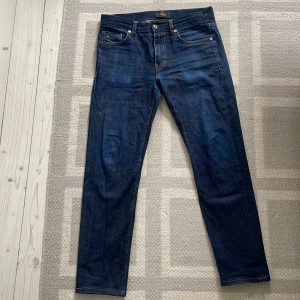 J.Lindeberg jeans - Mörkblå j.Lindeberg jeans i storlek 31/32. Jeansen är slim fit. Nypris runt 1200 kr. 
