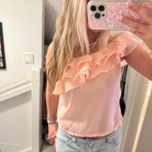 Rosa topp - Jättesöt rosa topp. Köpt på Plick och bilderna är tagna av förra säljaren.