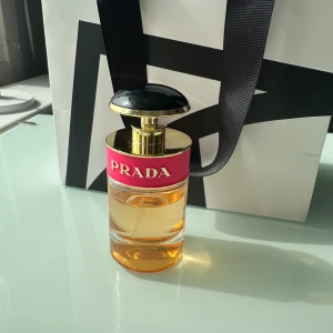 Prada Candy Eau de Parfum 30ml - Säljer en lyxig parfym från Prada, modellen Candy. Köpt för någon vecka sen, endast använt ett fåtal gånger. Doften är söt och feminin, perfekt för dig som gillar exklusiva parfymer. Eau de Parfum. Nypris 1000kr, kom med bud! 