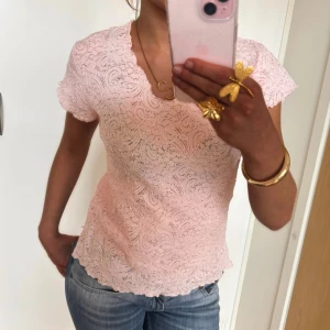 Spetstopp - skitsnygg rosa spetstopp, köpt här på plick men säljer p.g.a den aldrig kommit till användning💞 