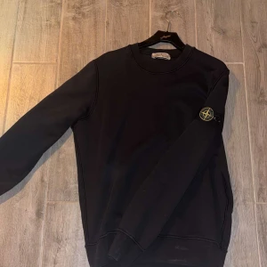 Stone island tröja - Äkta stone island tröja storlek M herr, knappt använd så i väldigt bra skick.