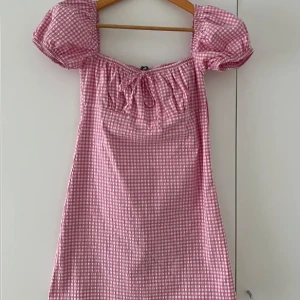 Klänning - Supersöt rosa och vit rutig klänning från Zara passar perfekt till sommaren. Mycket bra skick använts fåtal gånger. För mer bilder och frågor kontakta mig💕