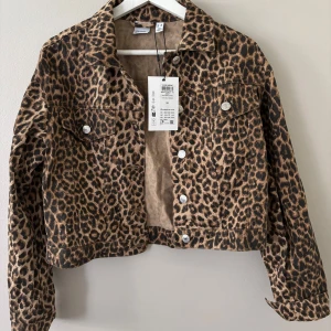 Leopardmönstrad croppad jacka från Veromoda - Säljer en  leopardmönstrad jacka långa  ärmar, knappar framtill och två bröstfickor med knapp från Veromoda . Perfekt statement-plagg för dig som vill sticka ut. Strl xs ny med lappar kvar nypris 600;- 