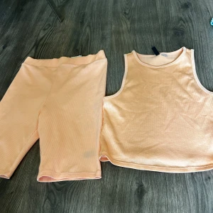 Två del sett  - Jätte fin två del sett fårn H&M. Biege rosa färg 