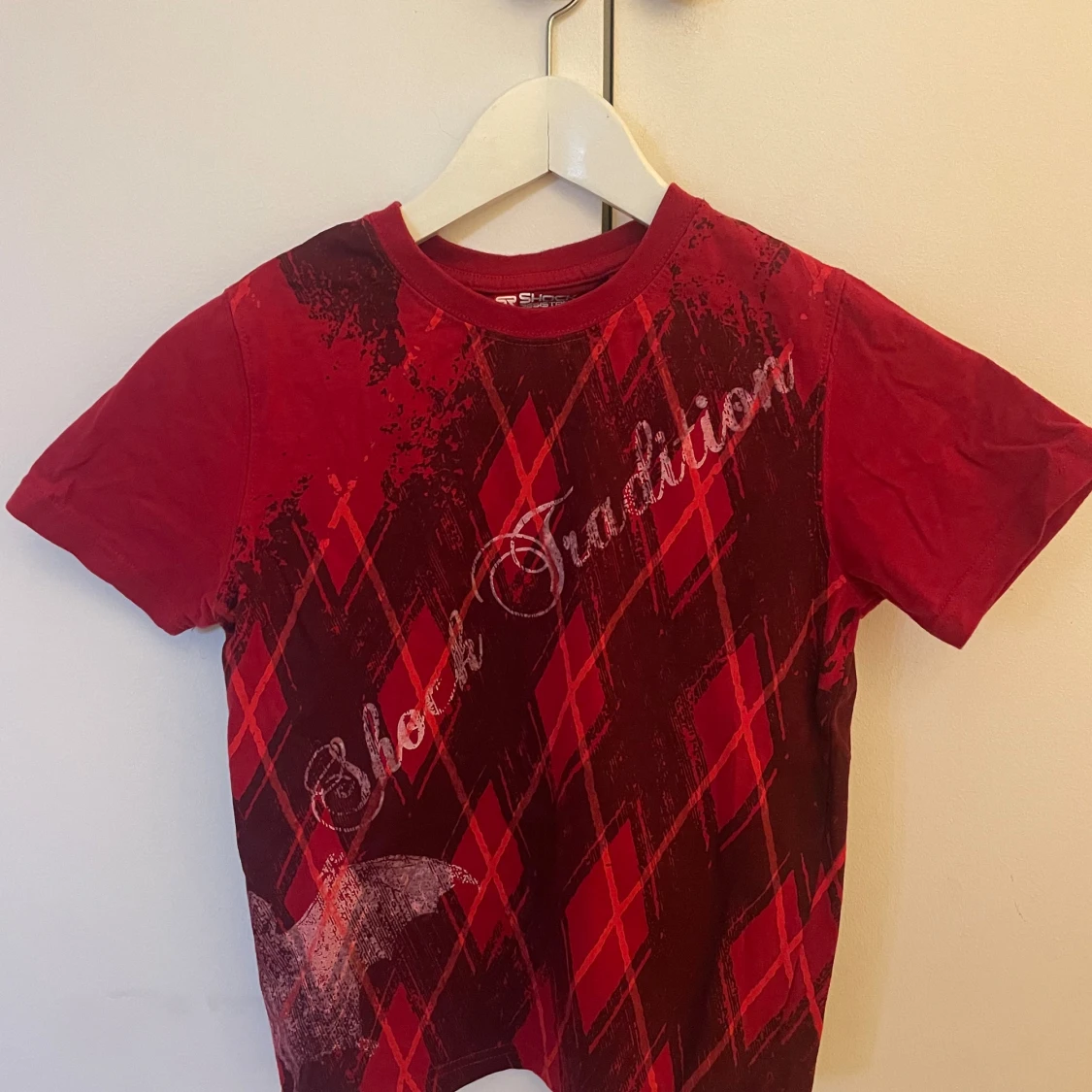 Röd t-shirt med rutigt mönster från Shock Resistant