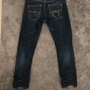 Selvegde nudie jeans  - Säljer ett par selvegde nudie jeans i moddel grim tim och storlek 28/30