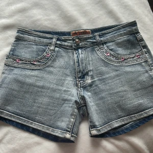 Ljusblå jeansshorts med rosa detaljer från Miss 2008 Z&F - Helt ny jeansshorts utan lapp. Med fina detaljer. Pris går att diskutera🥰