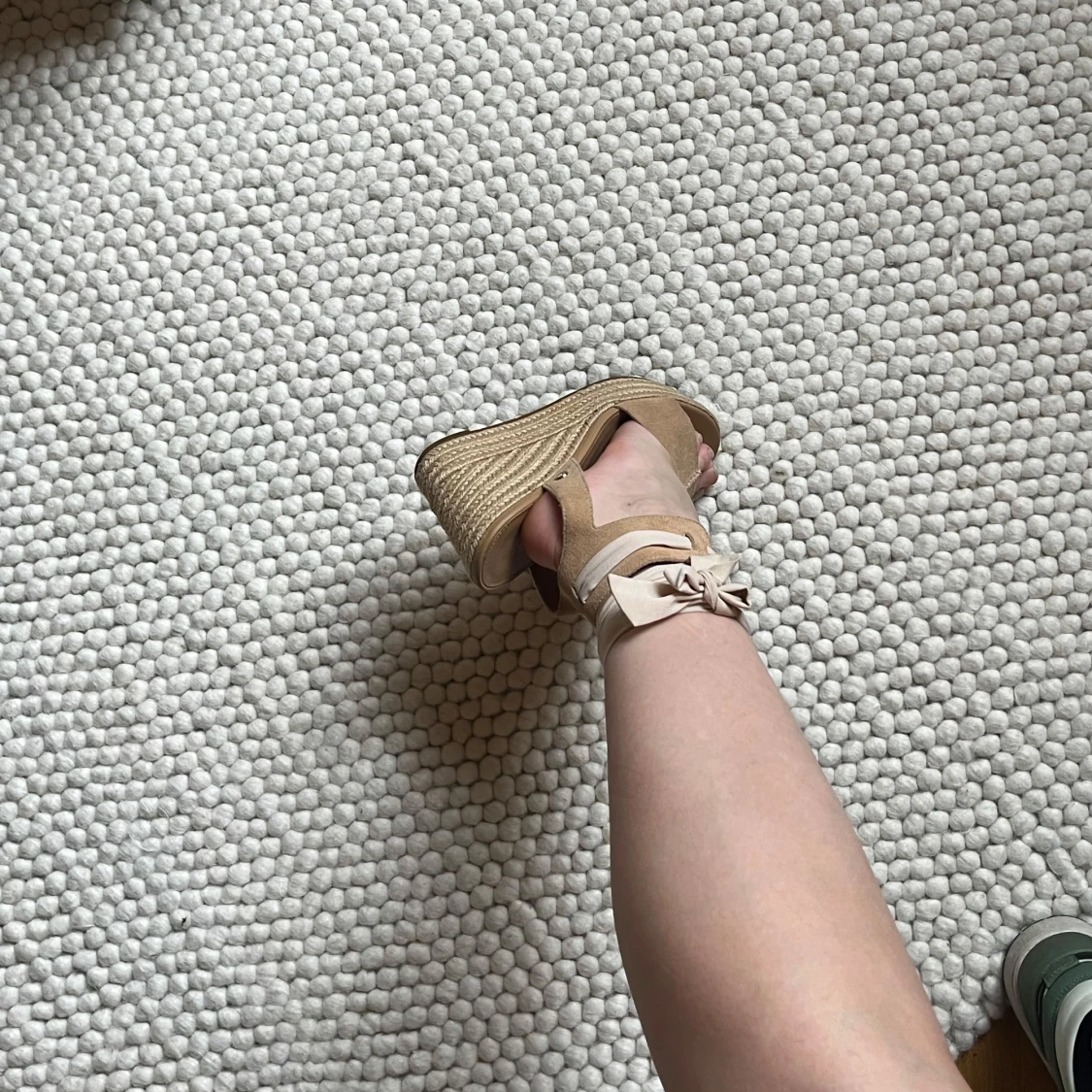 Beige kilklack sandaler från UGG med knytband - 1