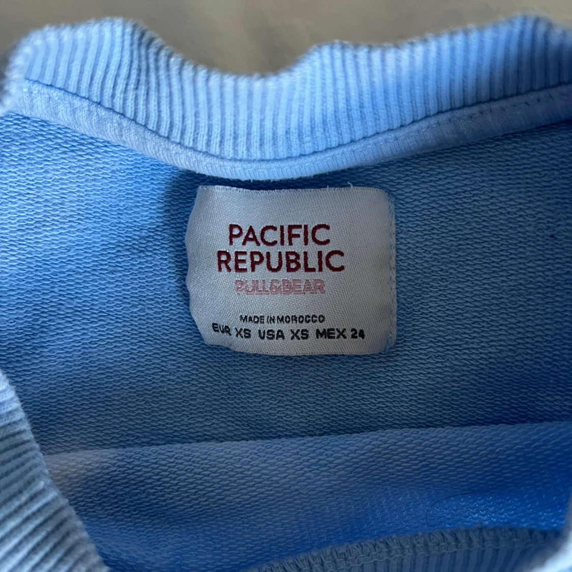 Blå och vit sweatshirt från Pull&Bear - 3