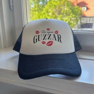 Papi Santana keps - Säljer min Det regnar guzzar keps! Vädigt svåra att få tag på därav det högre priset. Använd en gång.